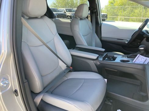 Certified 2025 Toyota Sienna XLE image 28