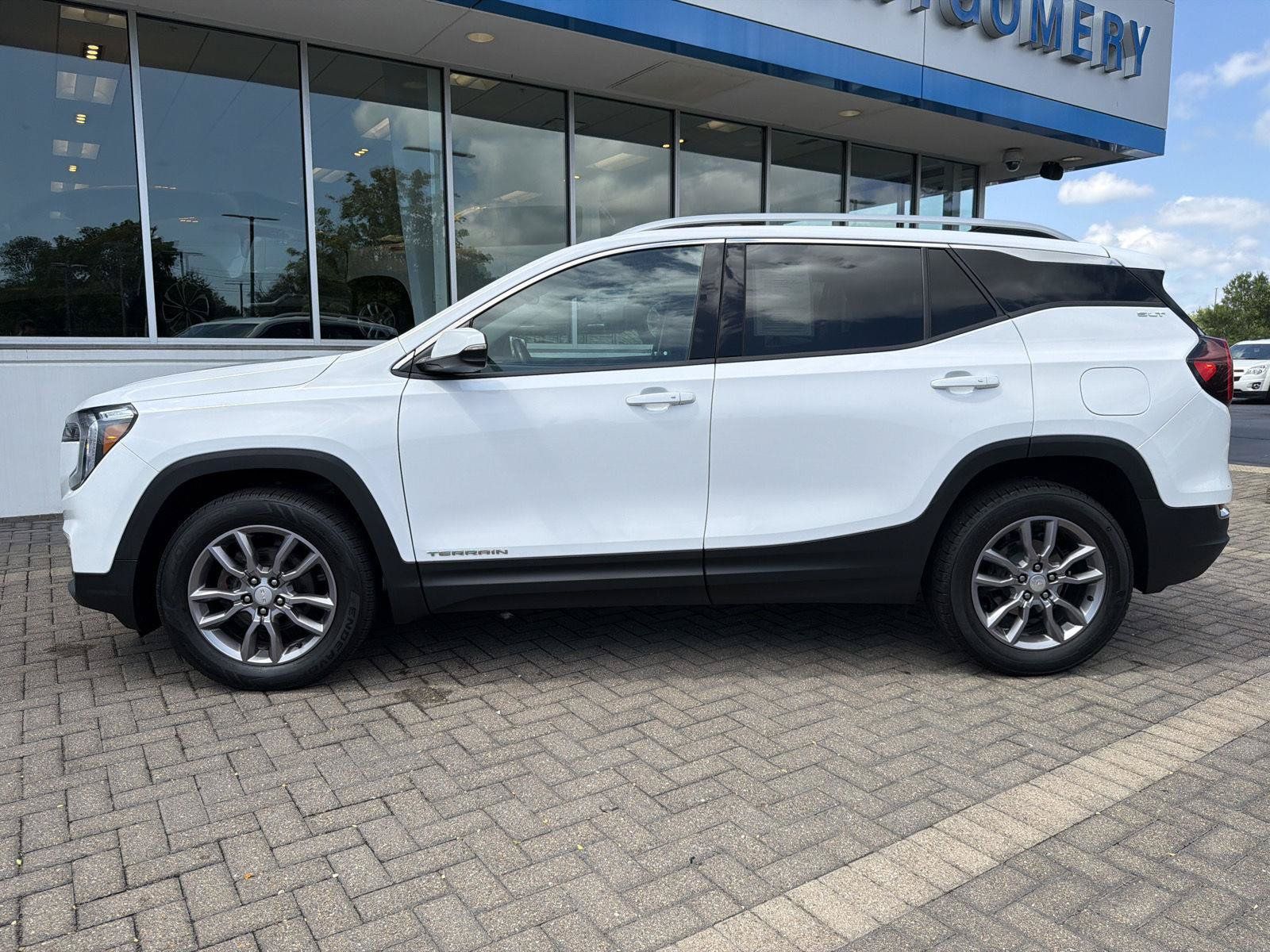 Used 2023 GMC Terrain SLT AWD/4WD image 2