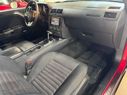 Used 2014 Dodge Challenger R/T RWD image 9
