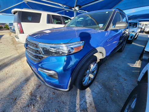 Used 2020 Ford Explorer XLT w/ Equipment Group 202A image 2