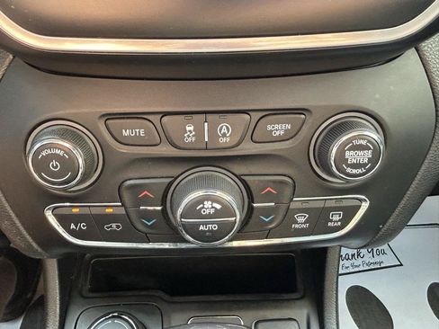 Used 2020 Jeep Cherokee Latitude Lux w/ Comfort/Convenience Group AWD/4WD image 23