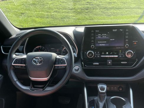Used 2022 Toyota Highlander XSE FWD image 15