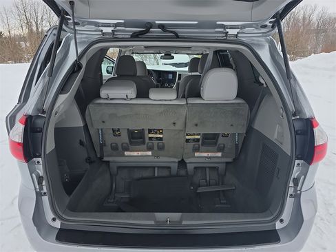 Used 2018 Toyota Sienna L image 13
