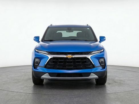 Used 2025 Chevrolet Blazer LT FWD image 2