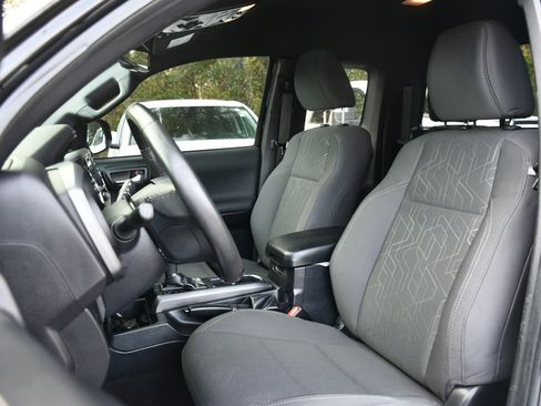 Used 2017 Toyota Tacoma TRD Off-Road image 8