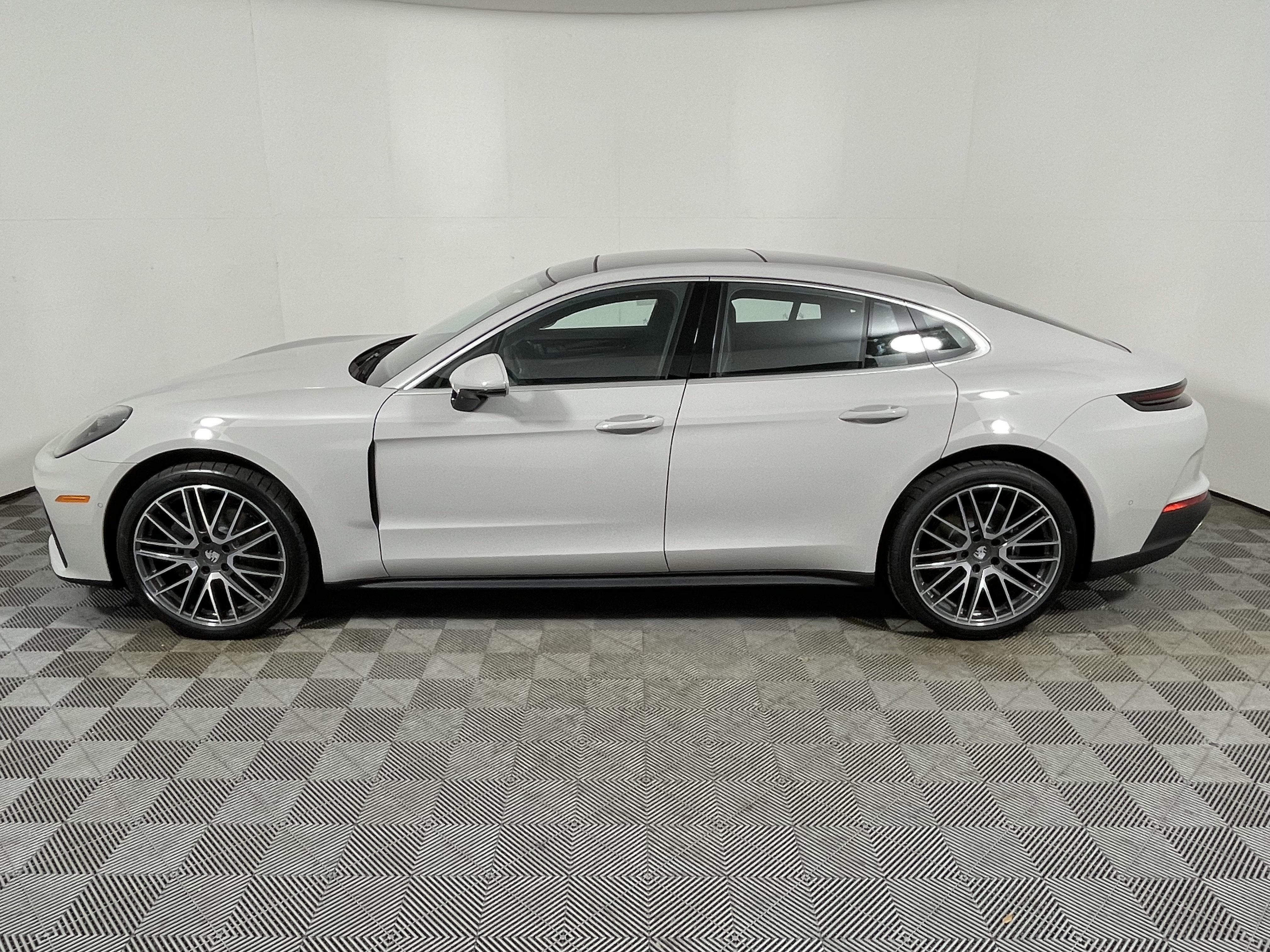 New 2026 Porsche Panamera RWD image 2