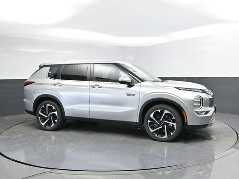 Used 2024 Mitsubishi Outlander 4WD Plug-In Hybrid image 3
