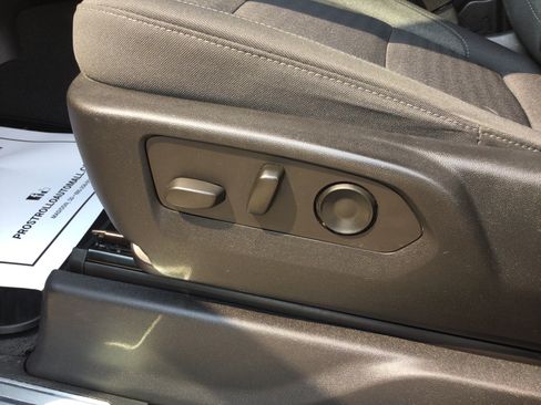 Used 2022 Chevrolet Silverado 1500 LT AWD/4WD image 8