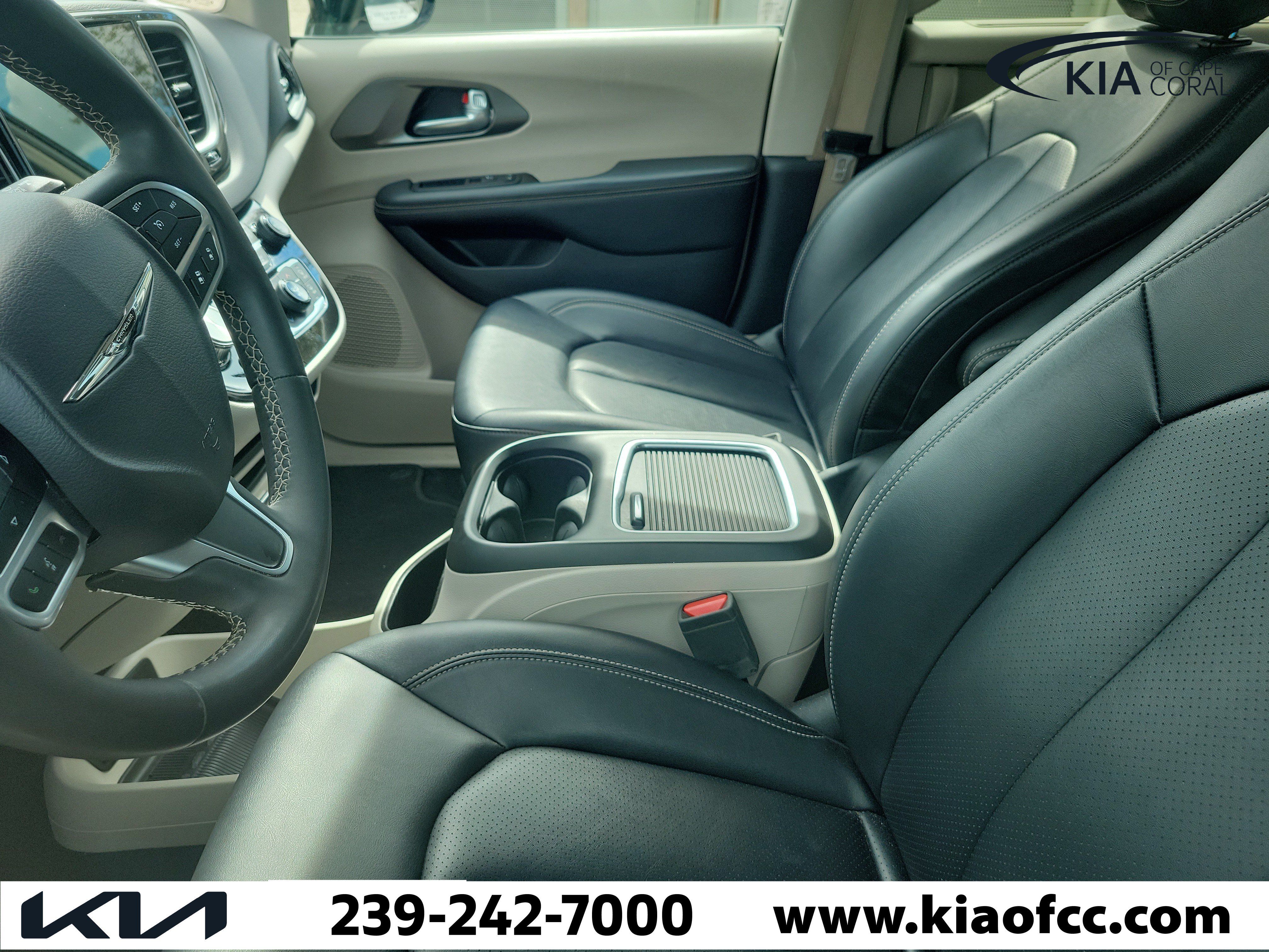 Used 2024 Chrysler Pacifica Touring-L FWD image 9