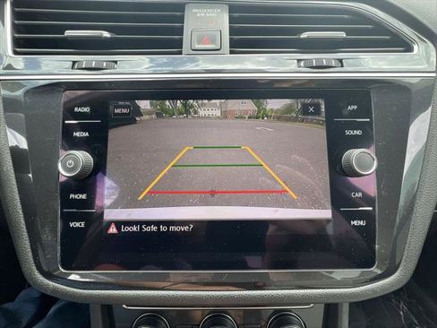 Used 2018 Volkswagen Tiguan SEL AWD/4WD image 17