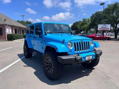 Used 2017 Jeep Wrangler Unlimited Sahara w/ Connectivity Group AWD/4WD image 2