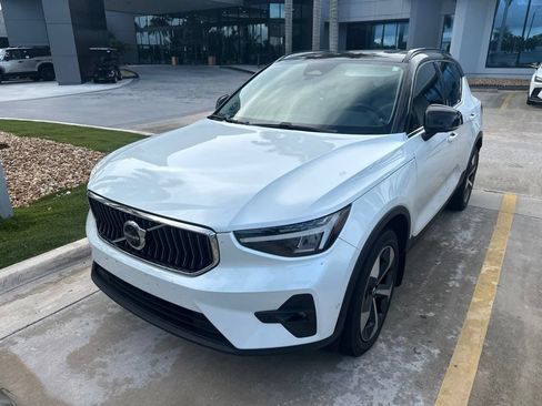 Used 2023 Volvo XC40 B5 Plus w/ Driver Assist Package AWD/4WD image 3
