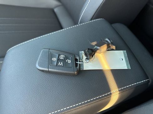 Certified 2024 Volkswagen Tiguan SE R-Line image 30