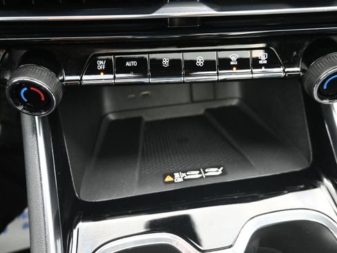 Used 2024 Chevrolet Traverse RS FWD image 16