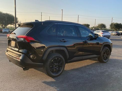 Used 2021 Toyota RAV4 LE FWD image 4
