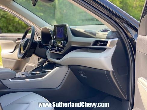 Used 2023 Toyota Highlander XLE image 18