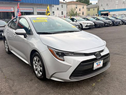 Used 2023 Toyota Corolla LE FWD image 2
