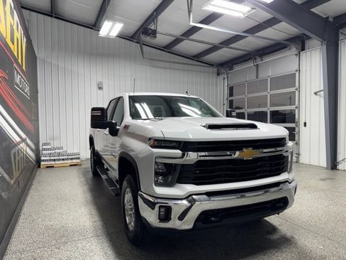 Used 2024 Chevrolet Silverado 2500 LT AWD/4WD image 29