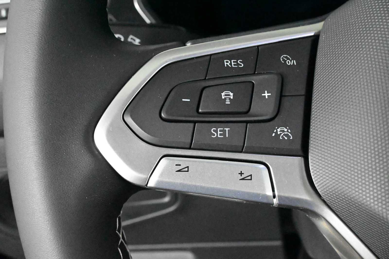 Certified 2023 Volkswagen Tiguan SE R-Line FWD image 20