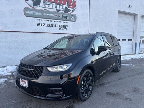 New 2026 Chrysler Pacifica Limited w/ S Appearance Package image 4