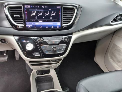 Used 2024 Chrysler Pacifica Touring-L FWD image 40