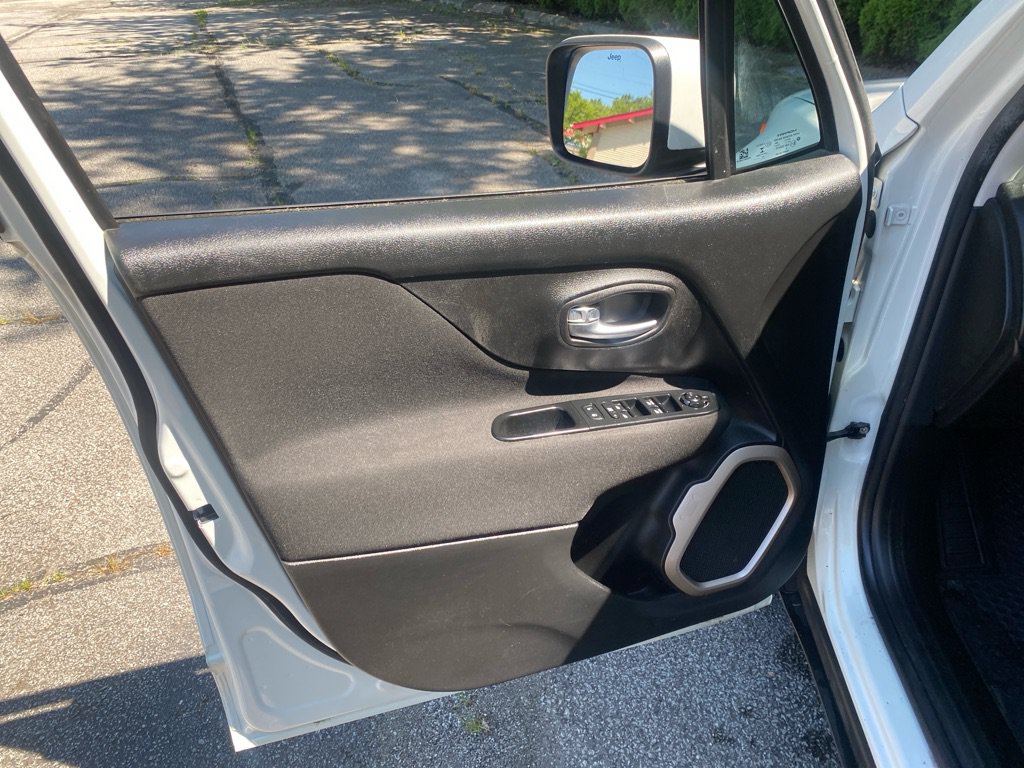 Used 2016 Jeep Renegade Latitude w/ Cold Weather Group FWD image 10