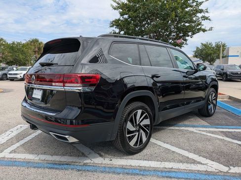 Used 2024 Volkswagen Atlas SE w/ Panoramic Sunroof Package FWD image 6