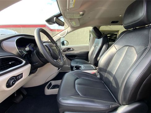 Used 2024 Chrysler Pacifica Touring-L FWD image 10