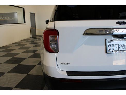 Used 2020 Ford Explorer XLT image 11