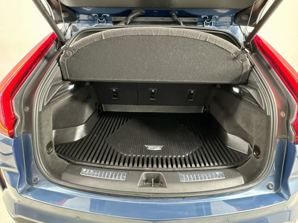 Used 2024 Cadillac XT4 Premium Luxury w/ Active Safety Package FWD image 33