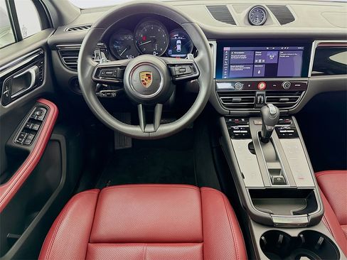 Certified 2025 Porsche Macan image 26