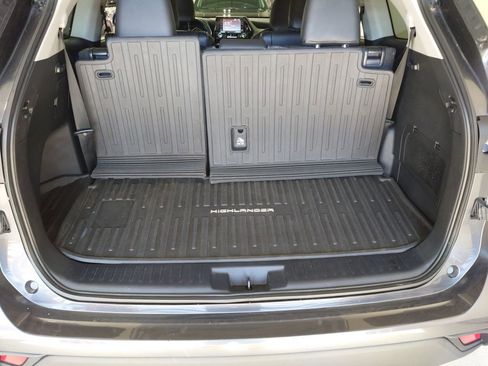 Used 2020 Toyota Highlander XLE AWD/4WD image 23