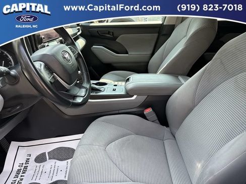 Used 2023 Toyota Highlander LE FWD image 19