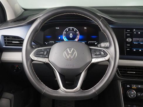 Used 2024 Volkswagen Taos SE w/ Panoramic Sunroof Package FWD image 18