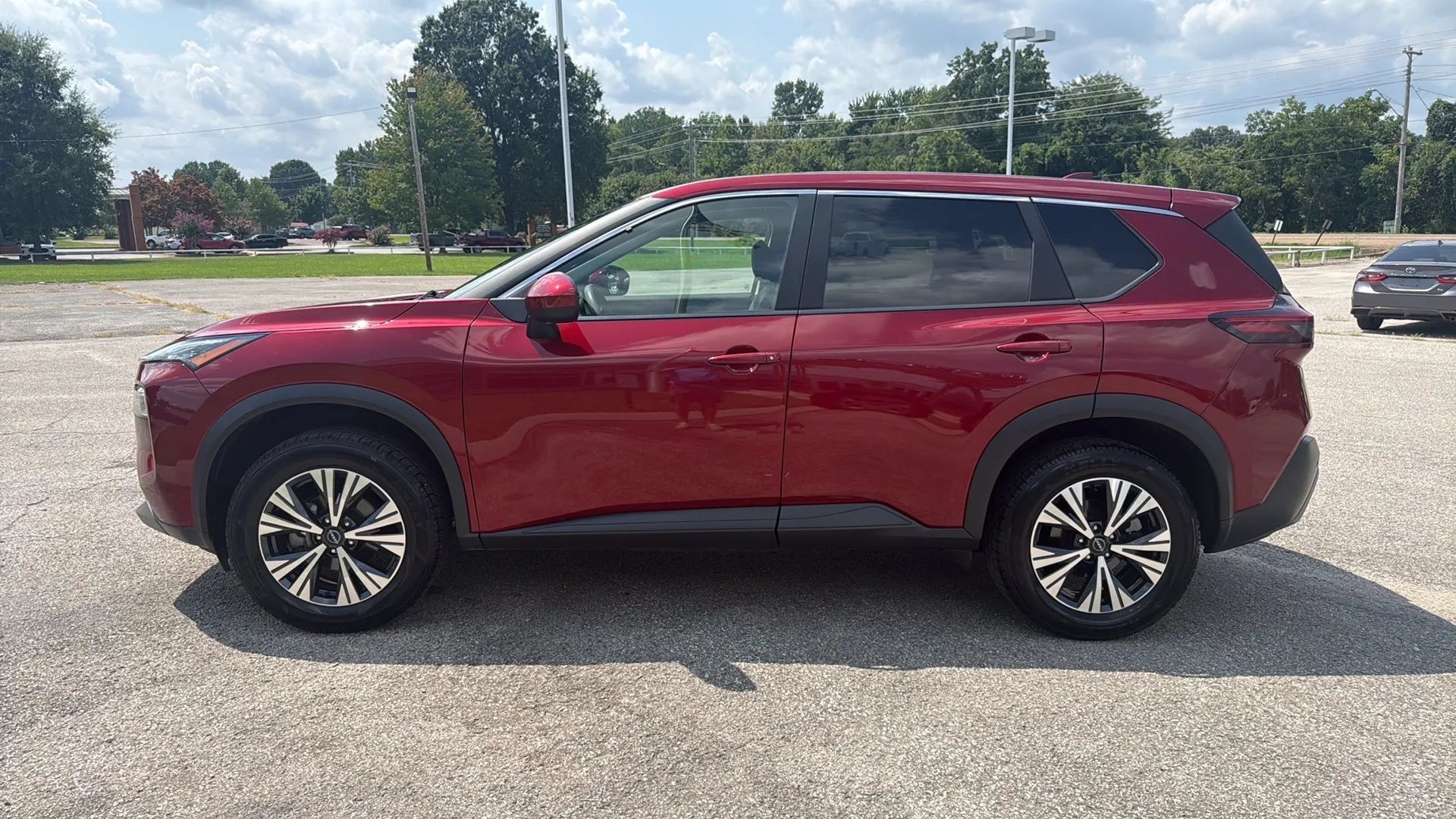 Used 2023 Nissan Rogue SV FWD image 2