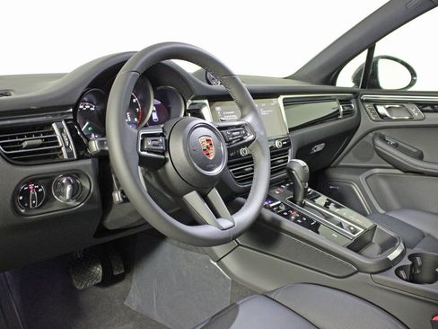 Used 2025 Porsche Macan image 4