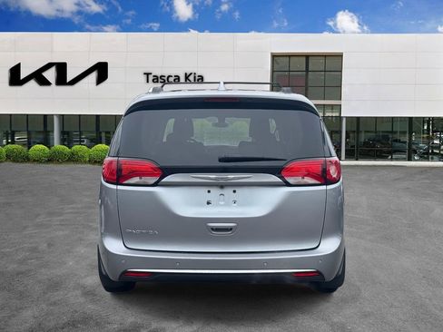 Used 2020 Chrysler Pacifica Touring-L image 6