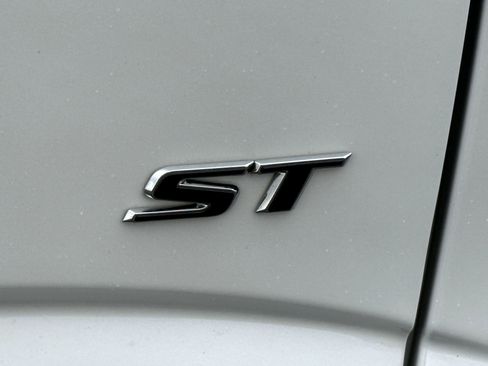 Used 2023 Buick Enclave Essence w/ Experience Buick Package image 9