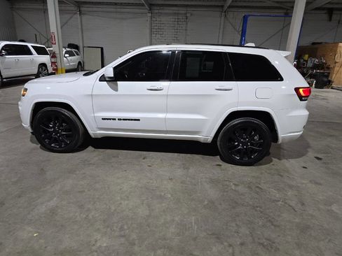 Used 2018 Jeep Grand Cherokee Altitude image 6