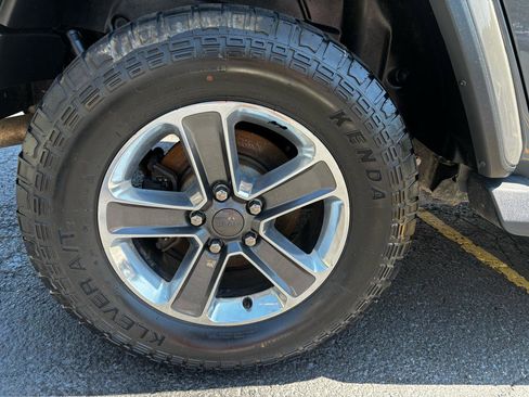 Used 2018 Jeep Wrangler Unlimited Sahara w/ Cold Weather Group AWD/4WD image 9