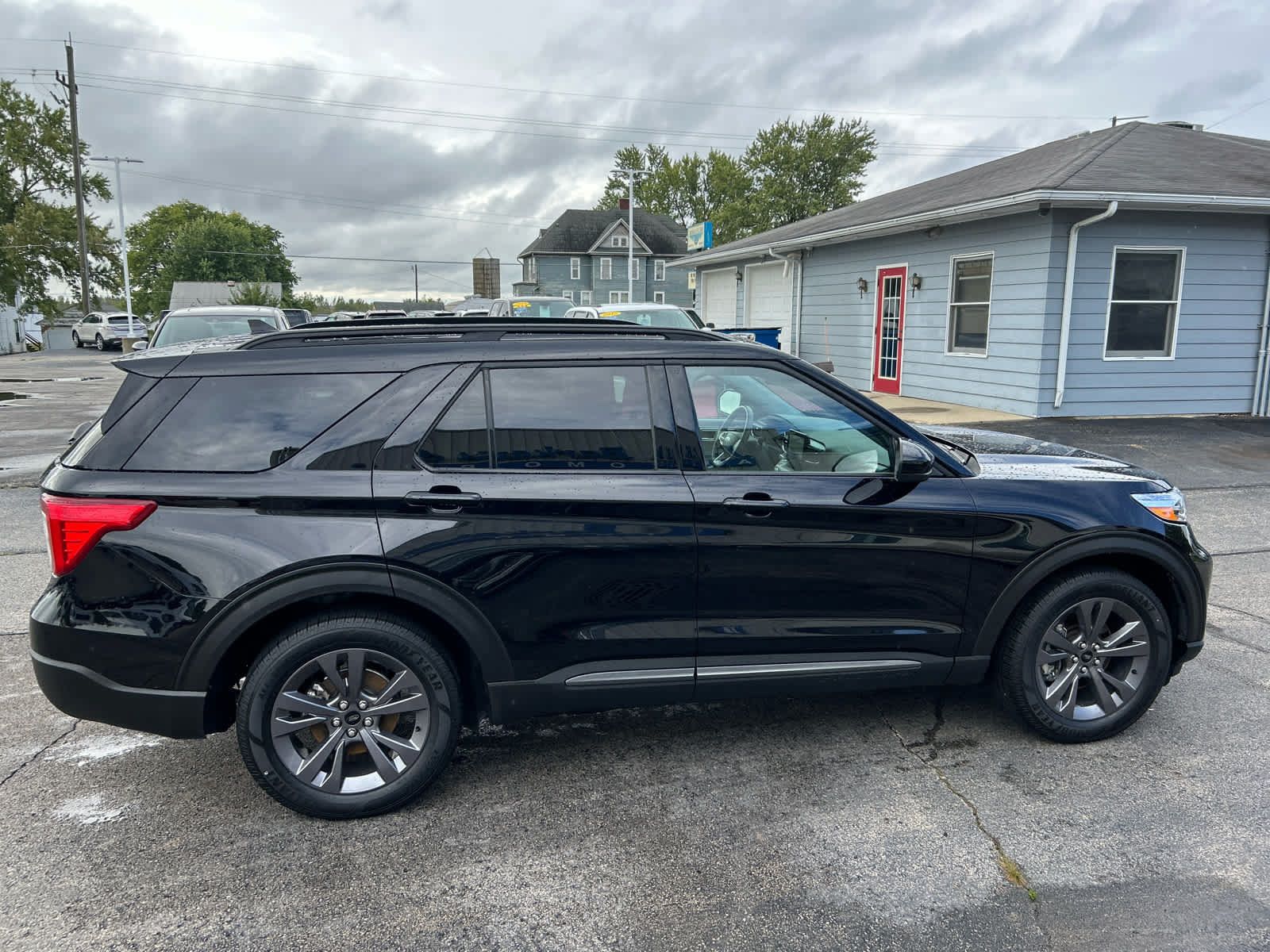 Used 2024 Ford Explorer XLT w/ Equipment Group 202A AWD/4WD image 3