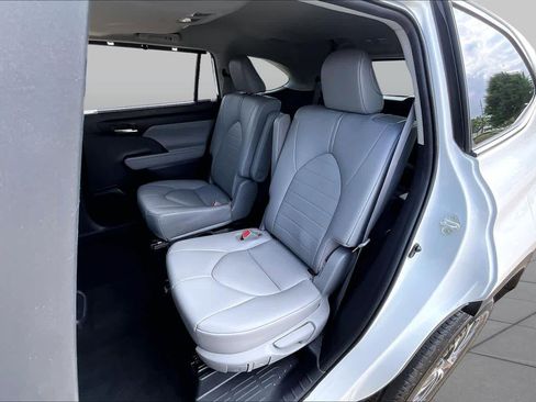 Used 2021 Toyota Highlander XLE FWD image 20