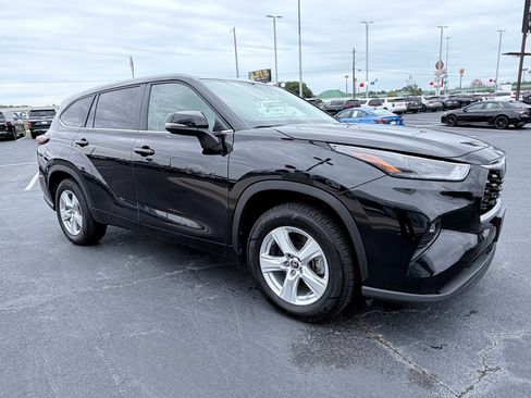 Used 2025 Toyota Highlander LE FWD image 2