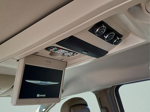 Used 2015 Chrysler Town & Country Touring w/ Driver Convenience Group FWD image 17