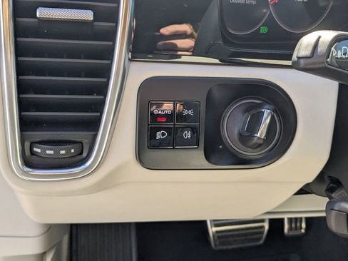 Used 2020 Porsche Cayenne S image 12