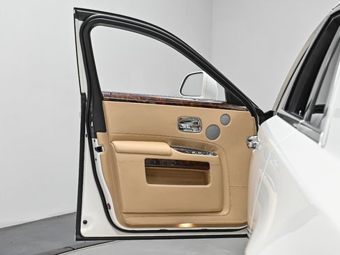 Used 2017 Rolls-Royce Ghost image 25