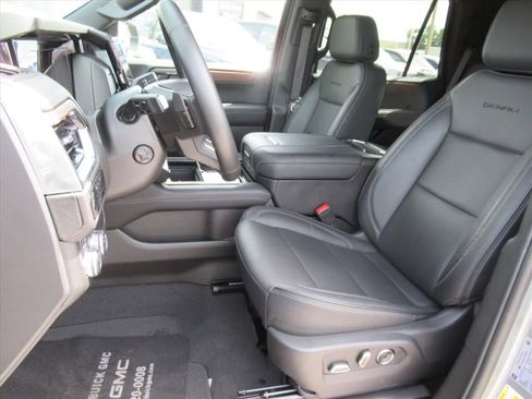 Used 2025 GMC Yukon Denali AWD/4WD image 18
