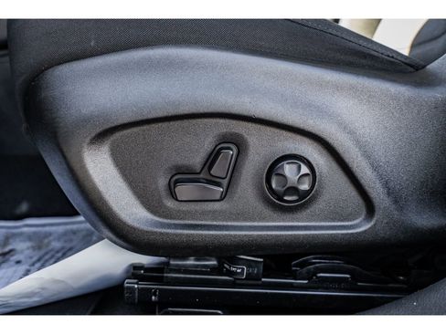 Used 2018 Jeep Renegade Latitude w/ Popular Equipment Group image 9