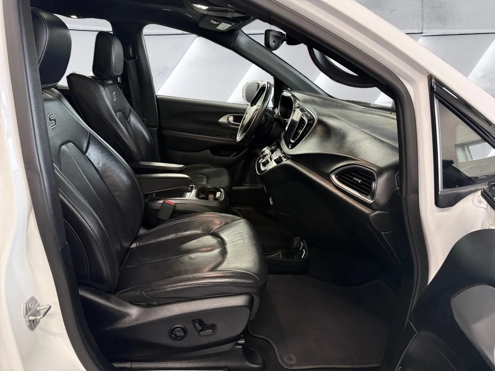 Used 2018 Chrysler Pacifica Touring-L Plus w/ Advanced Safetytec Group FWD image 14