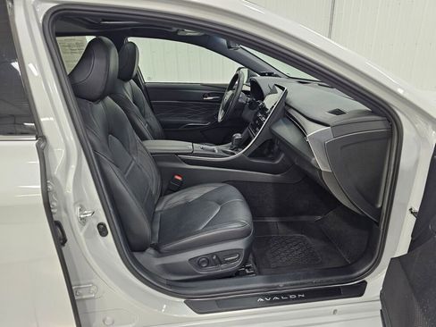 Used 2022 Toyota Avalon Limited image 7